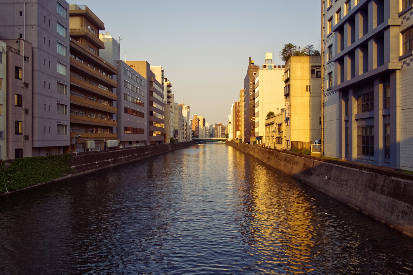 夕日に照らされる運河沿いの街並み
